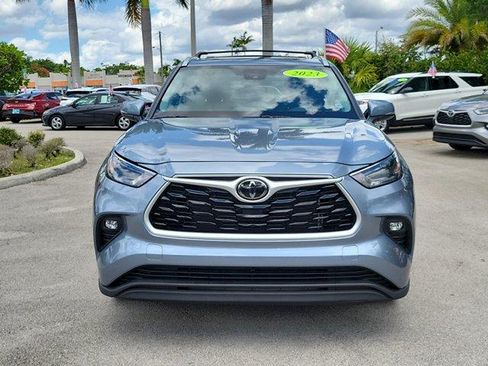 Used 2023 Toyota Highlander XLE FWD image 2