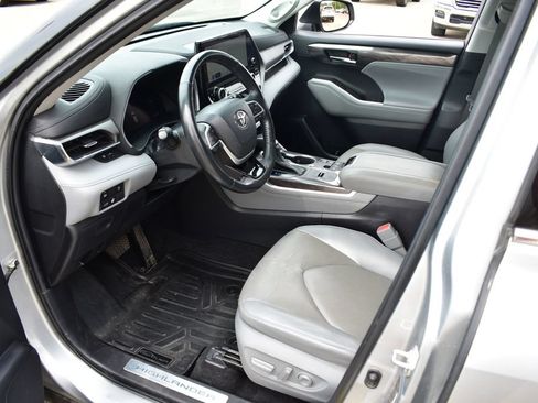 Used 2023 Toyota Highlander Limited FWD image 17