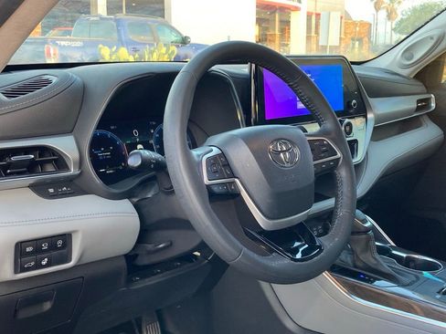 Used 2023 Toyota Highlander Platinum image 9