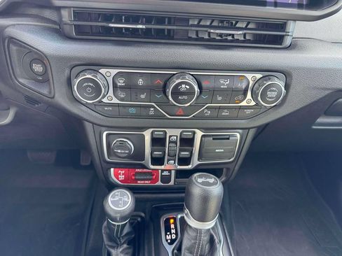 Used 2024 Jeep Wrangler Unlimited AWD/4WD image 28