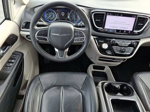 Certified 2022 Chrysler Pacifica Touring-L image 17