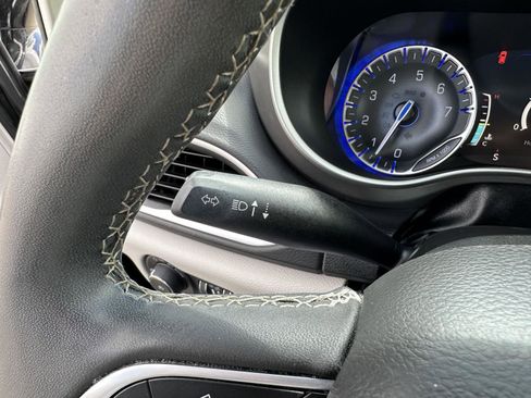 Used 2022 Chrysler Pacifica Touring-L FWD image 26
