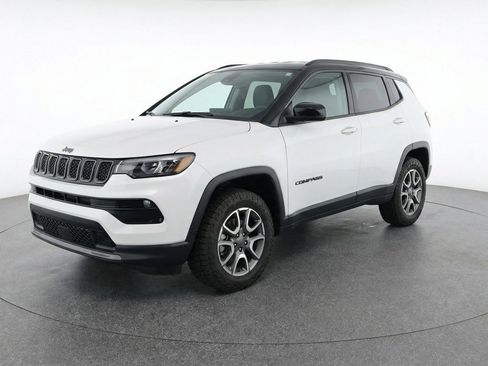 Used 2025 Jeep Compass Trailhawk AWD/4WD image 3