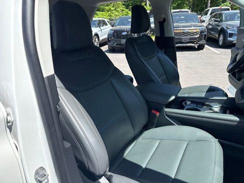 Used 2025 Ford Explorer Active w/ Active Comfort Package AWD/4WD image 22