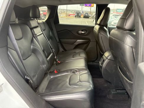 Used 2019 Jeep Cherokee Limited image 18