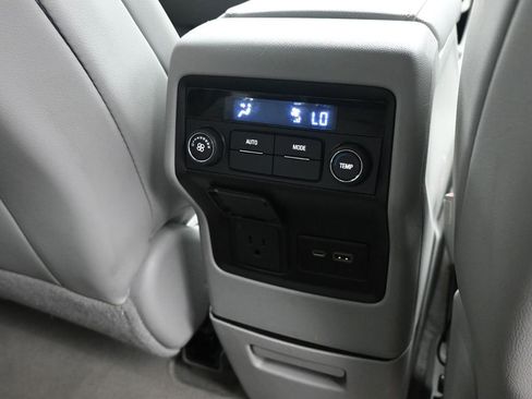 Used 2023 GMC Acadia SLT image 18