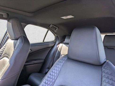 Used 2019 Lexus UX 200 image 5