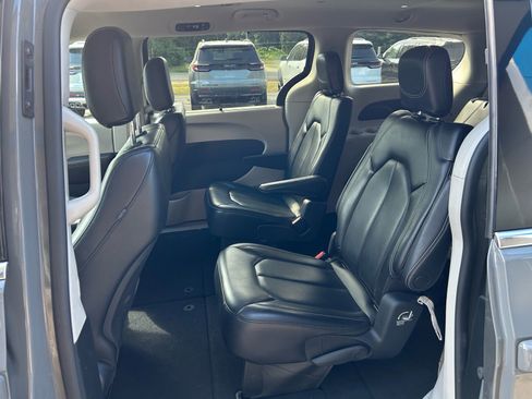 Used 2023 Chrysler Pacifica Touring-L FWD image 6