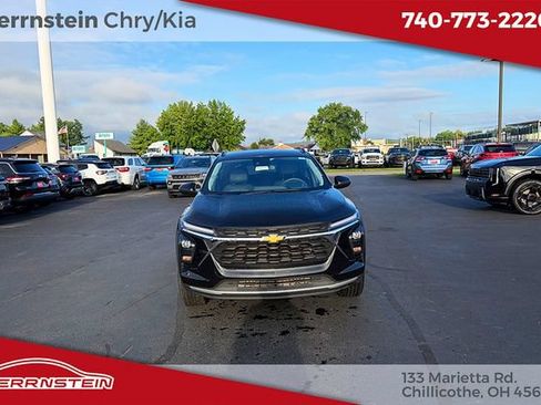 Used 2025 Chevrolet Trax LT FWD image 2