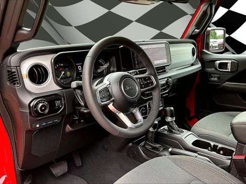 Used 2025 Jeep Wrangler Unlimited Sahara AWD/4WD image 13