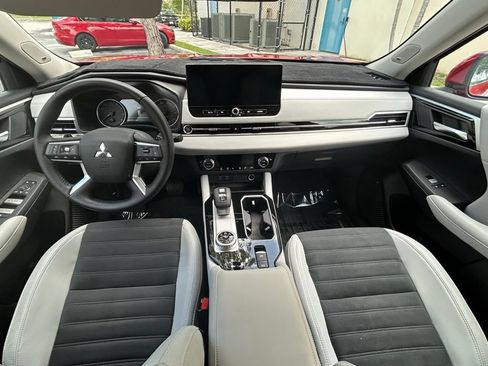 Used 2025 Mitsubishi Outlander SE FWD image 10