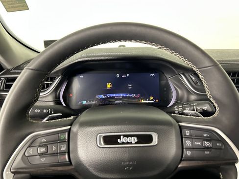 Used 2023 Jeep Grand Cherokee Limited w/ Luxury Tech Group II AWD/4WD image 13