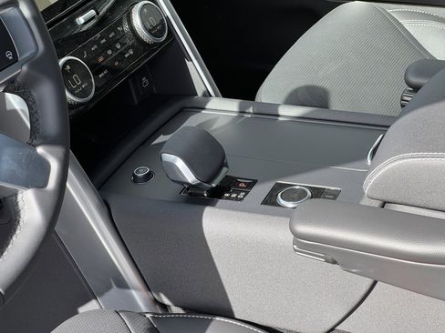New 2024 Land Rover Discovery Dynamic SE image 19