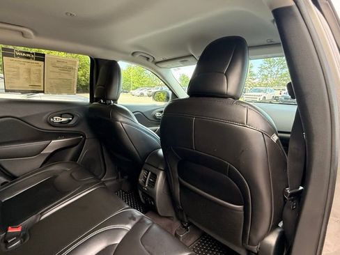 Used 2019 Jeep Cherokee Latitude Plus w/ Comfort/Convenience Group FWD image 37