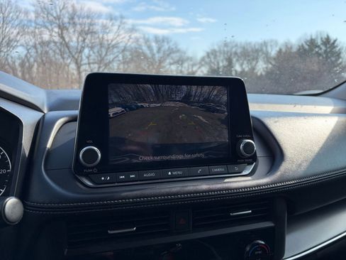 Used 2025 Nissan Rogue SV image 25