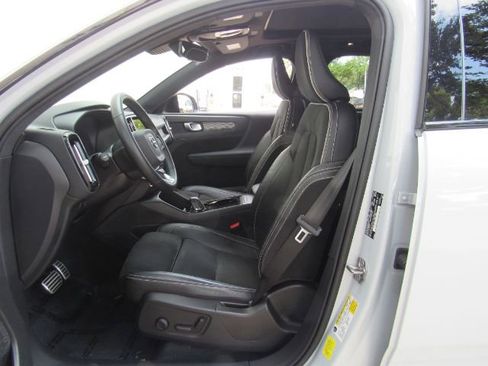 Used 2022 Volvo XC40 P8 Recharge Plus image 12