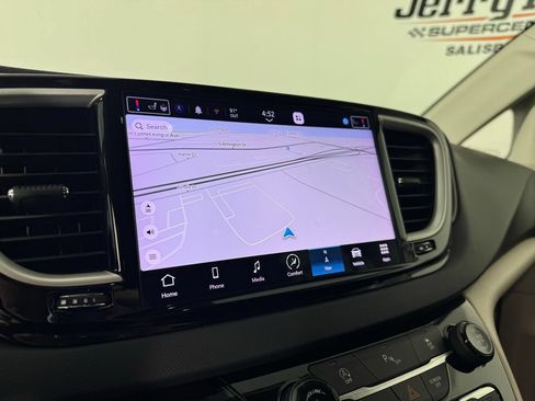Used 2023 Chrysler Voyager LX FWD image 23