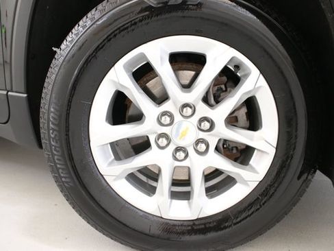 Used 2023 Chevrolet Traverse LS FWD image 31