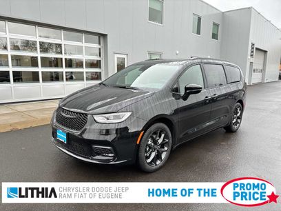 New 2026 Chrysler Pacifica Select