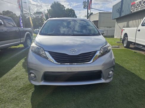 Used 2011 Toyota Sienna SE image 2