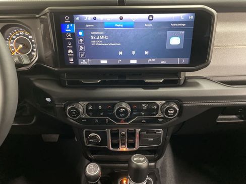 Used 2025 Jeep Wrangler Unlimited Sahara AWD/4WD image 24