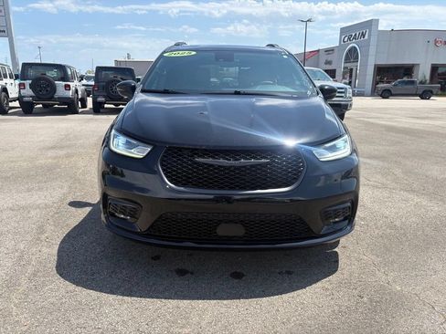 Used 2025 Chrysler Pacifica Limited FWD image 2