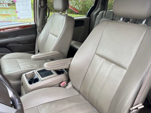 Used 2015 Chrysler Town & Country Touring image 12