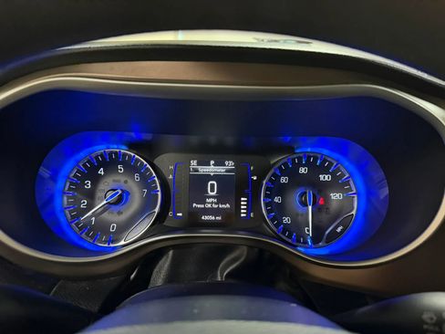 Used 2021 Chrysler Voyager L FWD image 44
