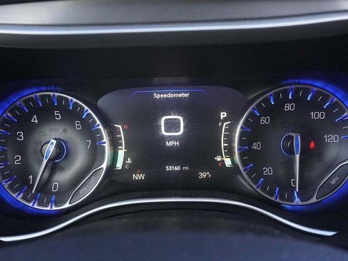 Used 2023 Chrysler Pacifica Touring-L image 37