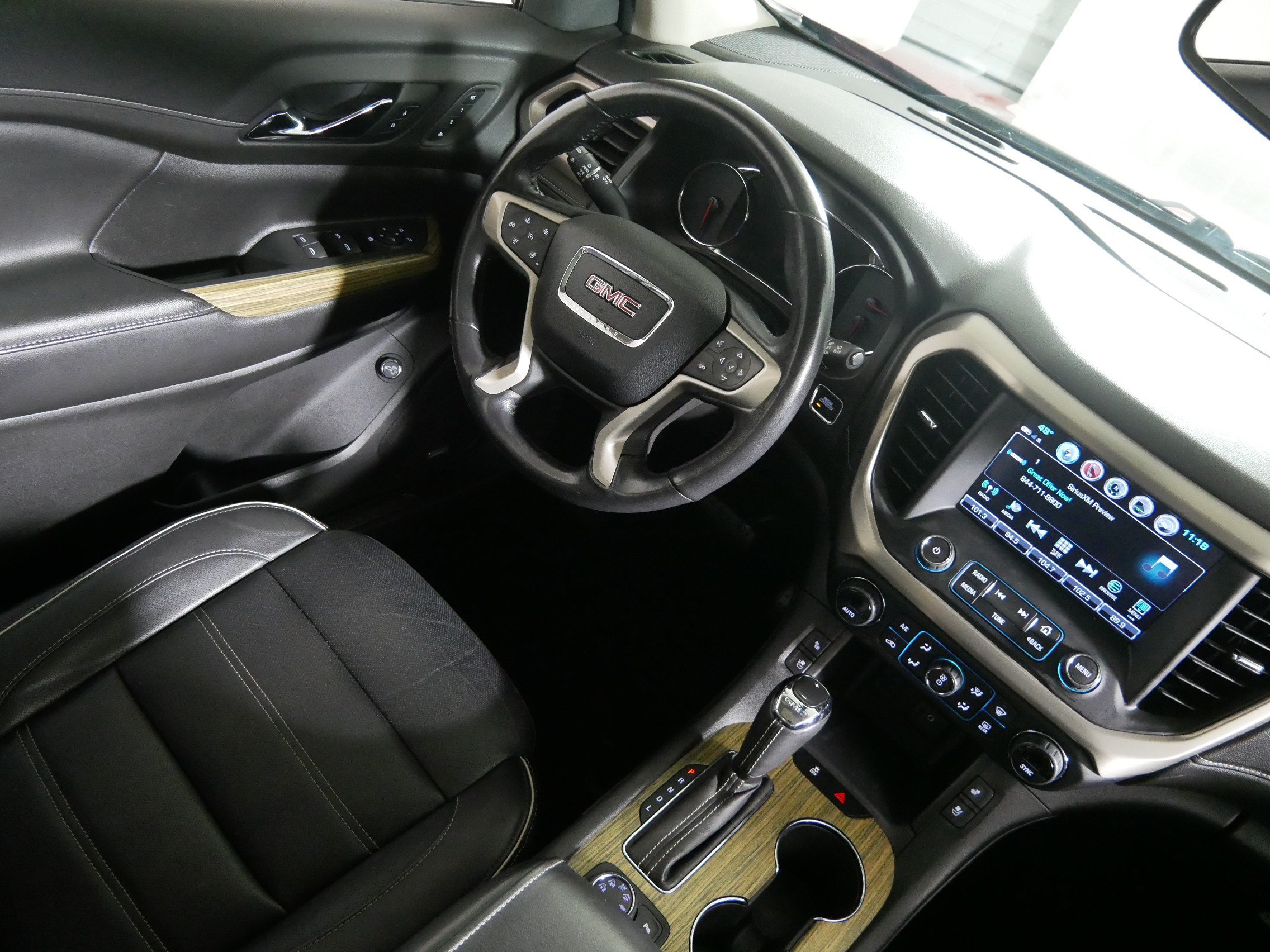 Used 2019 GMC Acadia Denali w/ Technology Package AWD/4WD image 9