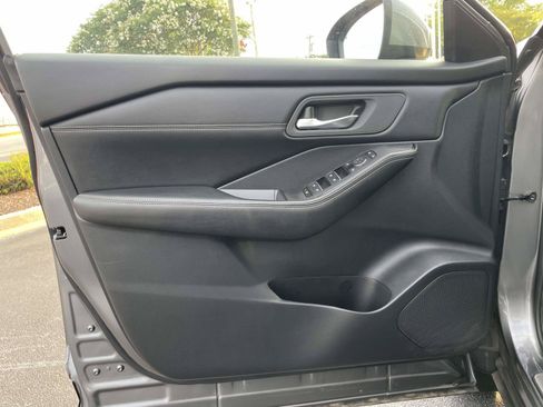 Used 2024 Nissan Rogue SL AWD/4WD image 14