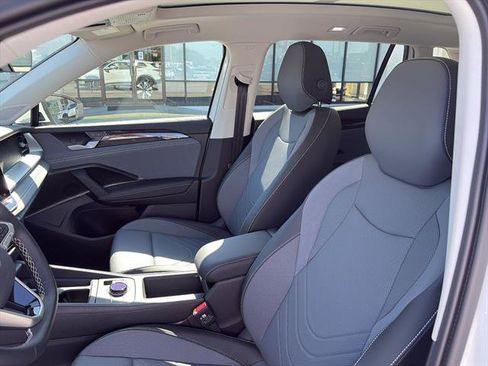 New 2025 Volkswagen Tiguan SE image 14