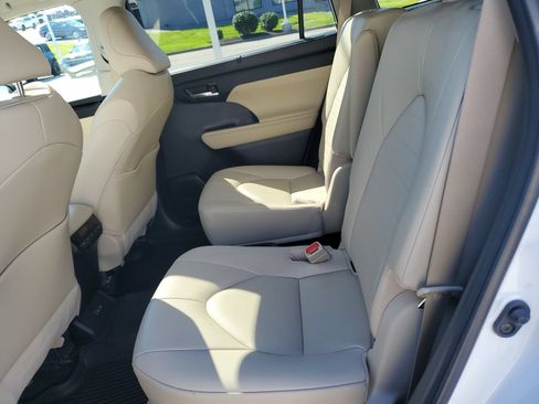 Used 2023 Toyota Highlander XLE AWD/4WD image 14