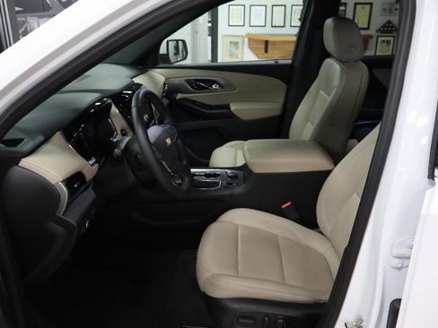 Used 2023 Chevrolet Traverse LT image 9