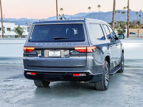 Certified 2024 Jeep Wagoneer L Series II w/ Flexible Seating Group image 9