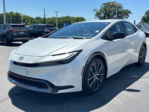 Used 2025 Toyota Prius XLE FWD image 7
