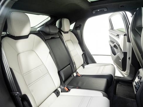 Certified 2025 Porsche Cayenne GTS AWD/4WD image 23