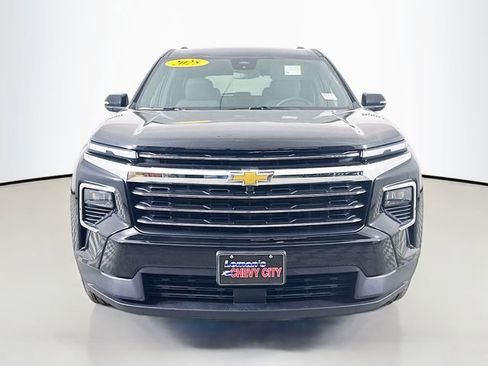 Used 2025 Chevrolet Traverse LT image 2