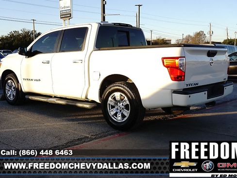 Used 2018 Nissan Titan SV w/ SV Convenience Package image 5