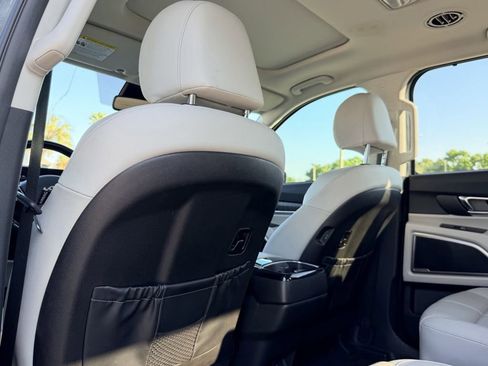 Used 2024 Kia Telluride EX w/ EX Captain's Chair Package image 18
