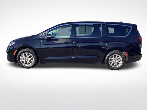 Used 2024 Chrysler Pacifica Touring-L FWD image 7