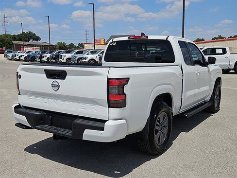 Used 2025 Nissan Frontier SV w/ SV Convenience Package RWD image 4