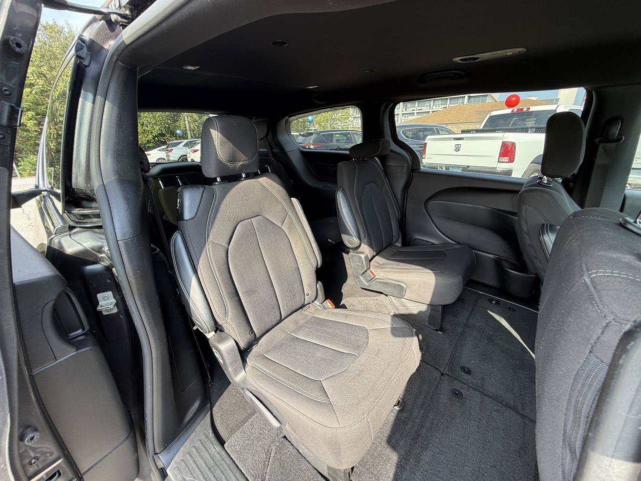 Used 2023 Chrysler Pacifica Touring FWD image 34