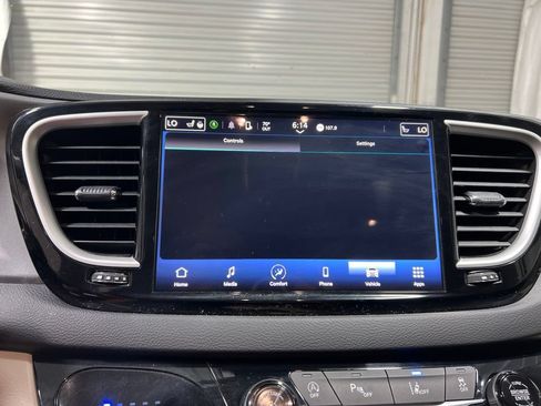Used 2023 Chrysler Pacifica Touring-L FWD image 31