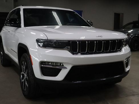 Used 2025 Jeep Grand Cherokee Limited image 7