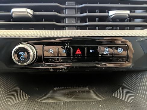 Used 2025 Ford Explorer Active w/ Active Comfort Package image 21