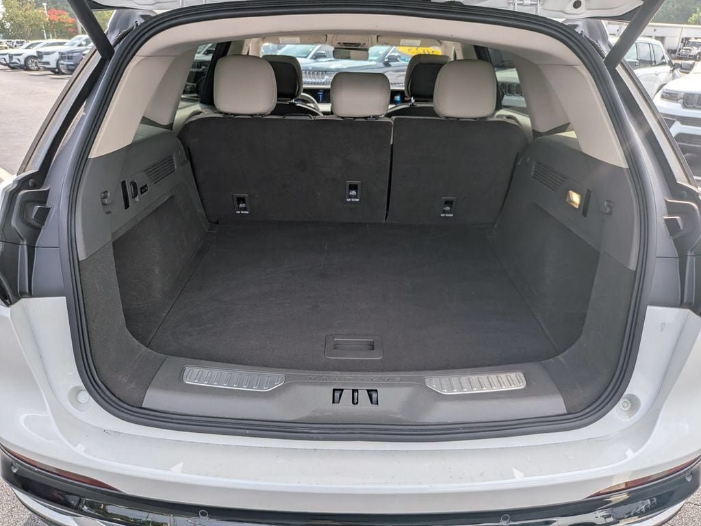 Used 2025 Lincoln Nautilus Premier AWD/4WD image 30