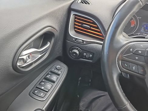 Used 2019 Jeep Cherokee Trailhawk w/ Cold Weather Group AWD/4WD image 21