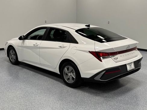 Used 2024 Hyundai Elantra SE FWD image 9