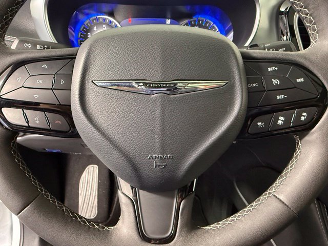 Used 2025 Chrysler Pacifica Limited FWD image 18